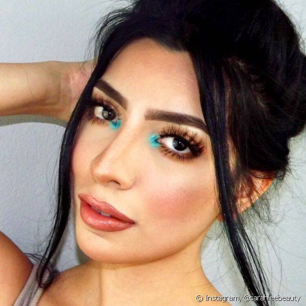 Que tal um detalhe colorido nos olhos? Eles podem ajudar a variar a sombra sem precisar fazer esfumados muito elaborados na maquiagem (Foto: Instagram @sarahleebeauty)